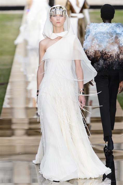 abiti da sposa givenchy|Gli abiti iconici di Givenchy raccontano il fascino senza tempo di .